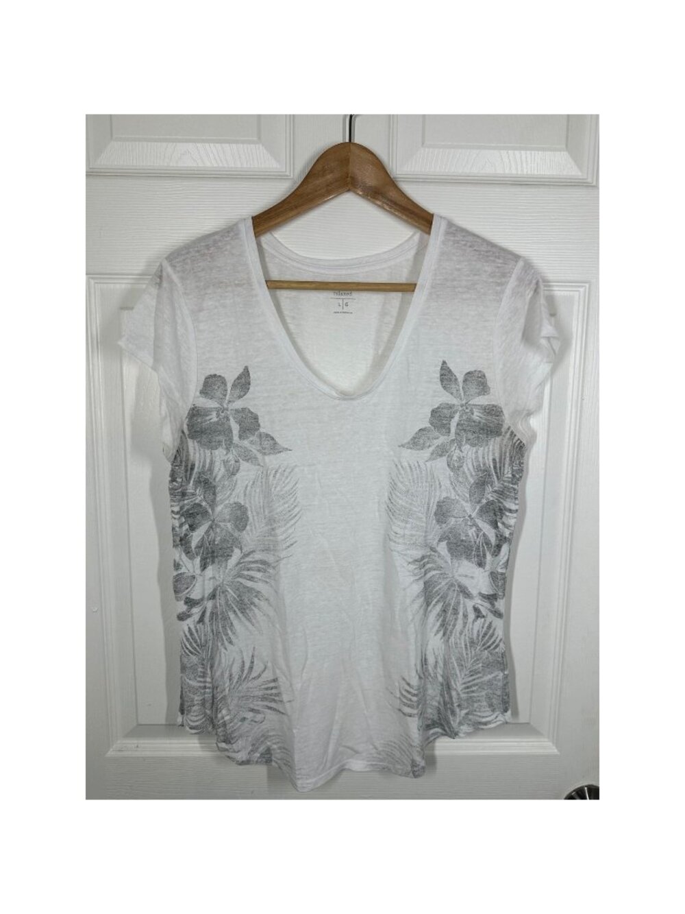 Old Navy T-Shirt Womens L White Relaxed Tropical Floral V-Neck Cap Sleeve Top